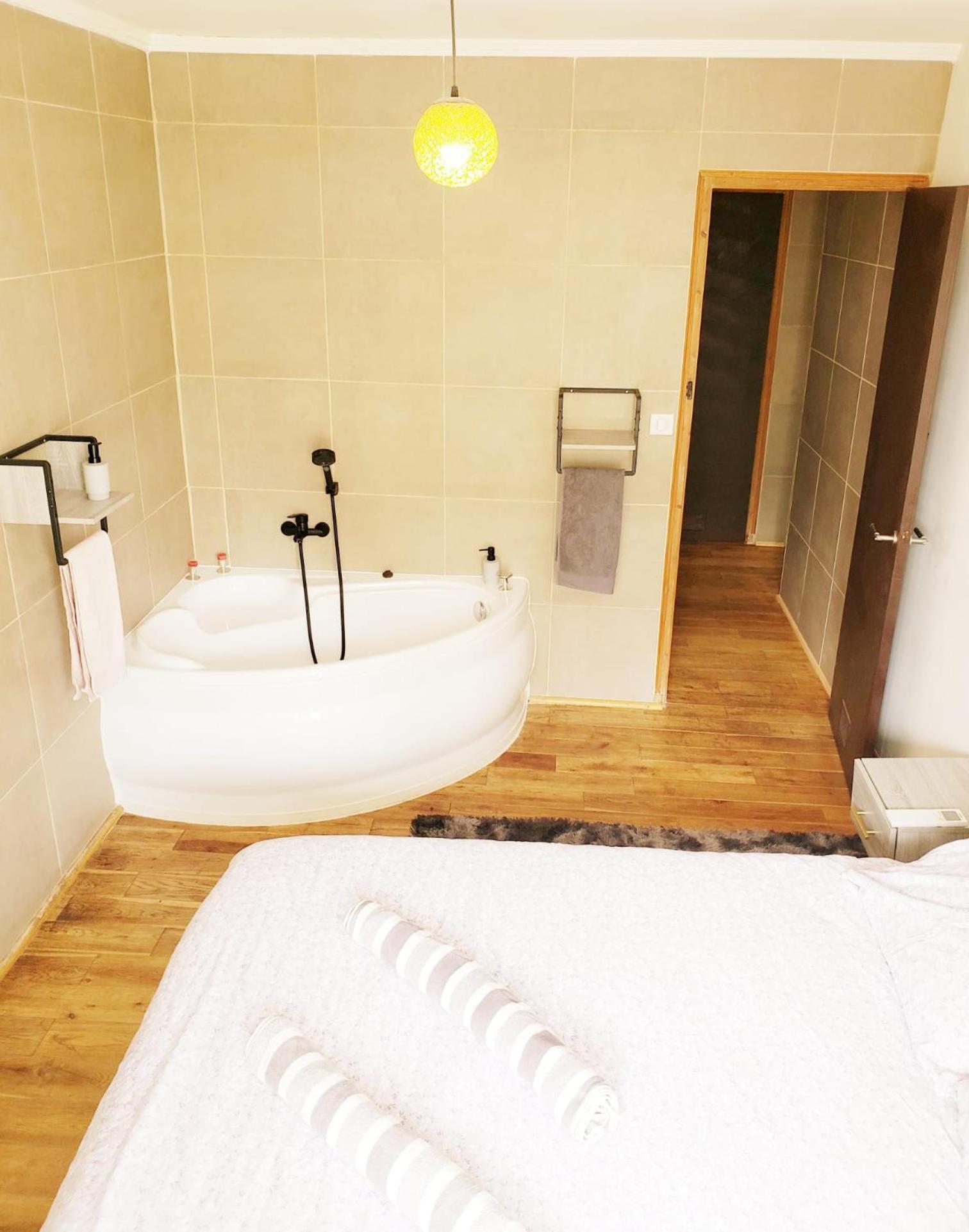 From 1 To 6 - Bathtubs In - Air Conditioned Residential - Self-arrival - Wifi - Netflix - Kitchen - Laundry - Parking *