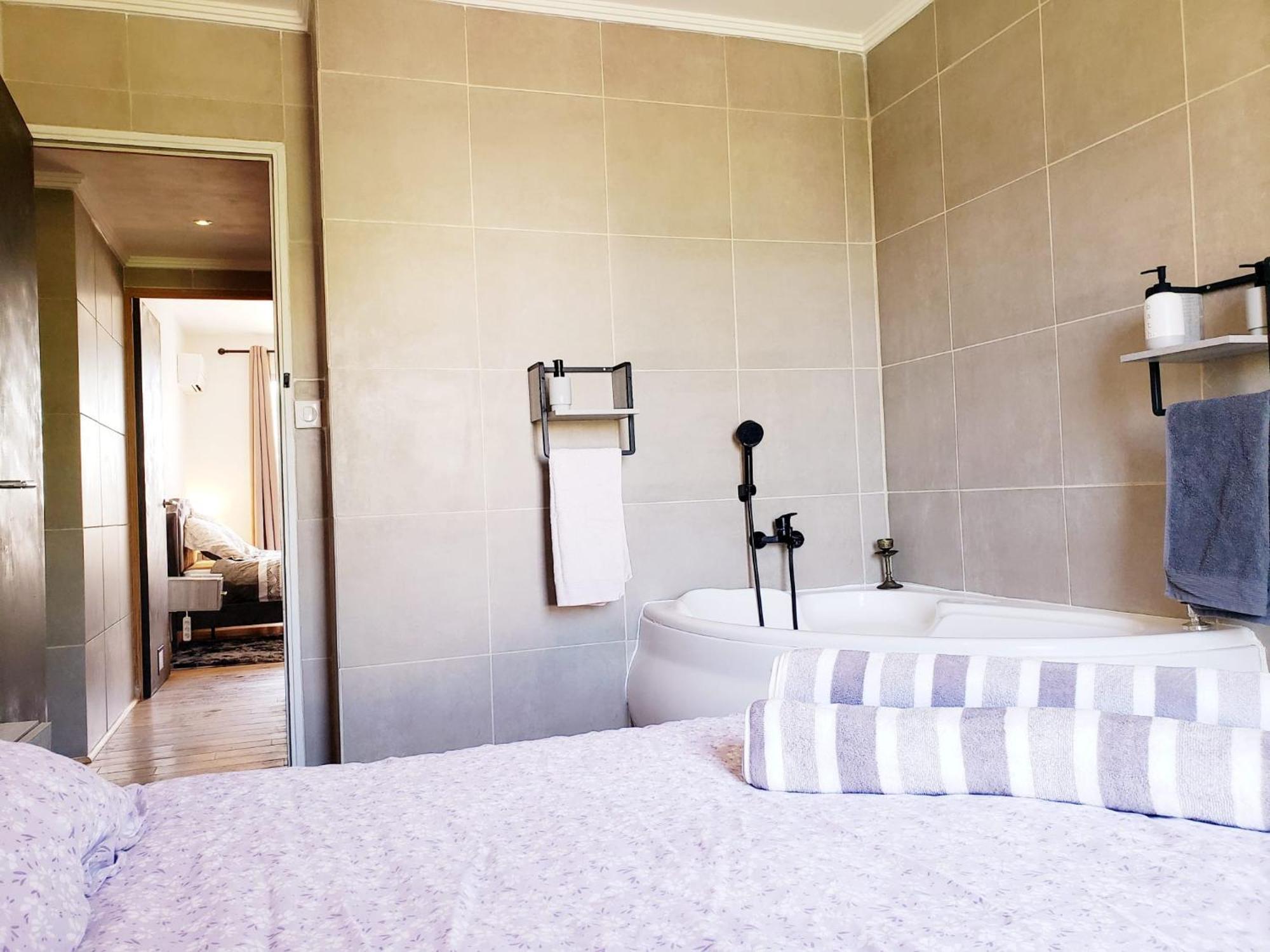 From 1 To 6 - Bathtubs In - Air Conditioned Residential - Self-arrival - Wifi - Netflix - Kitchen - Laundry - Parking